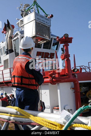 Una nave della Guardia Costiera statunitense schierata come parte del Vessel of Opportunity Skimming System (VOSS) per un'operazione ambientale. Questo sistema viene utilizzato per il contenimento e il recupero delle fuoriuscite di petrolio, contribuendo alla protezione ambientale marittima. Foto Stock