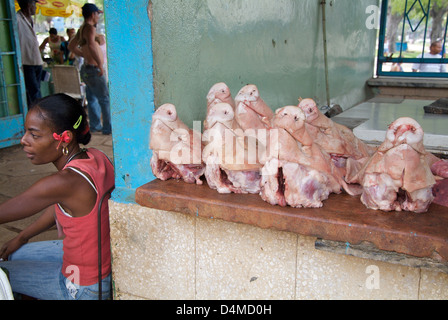 L'Avana, Cuba, Schweinskoepfe sul mercato in San Miguel Foto Stock