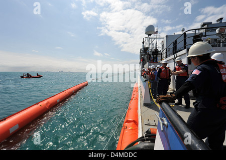 Lo spiegamento del VOSS (Vessel of Opportunity Skimming System) a bordo di una nave EPA da parte della Guardia Costiera in Illinois fa parte degli sforzi volti a contrastare le fuoriuscite di petrolio e la protezione ambientale. Il sistema VOSS è progettato per raccogliere e rimuovere in modo efficiente l'olio dalle superfici dell'acqua durante gli eventi di fuoriuscita. Foto Stock