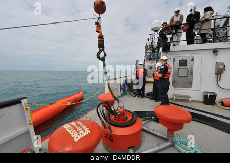 La Guardia Costiera degli Stati Uniti ha schierato la nave del sistema di skimming Opportunity (VOSS) a bordo di una nave EPA per rispondere a una fuoriuscita di petrolio. Il VOSS è progettato per recuperare rapidamente l'olio dalle superfici dell'acqua, riducendo i danni ambientali. L'operazione dimostra il ruolo della Guardia Costiera nella protezione ambientale e nella risposta alle fuoriuscite di petrolio. Foto Stock