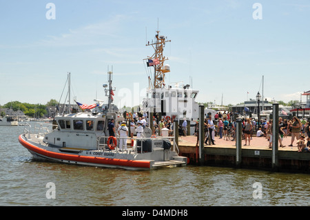 Coast Guard assiste nazionale di canottaggio sicuro evento in Annapolis Foto Stock