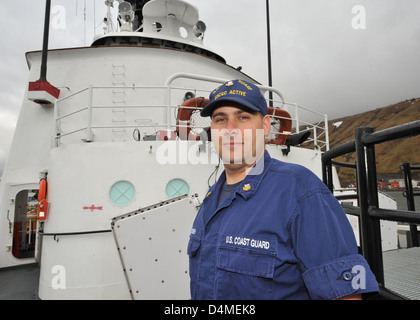 Guardacoste attivo si prepara per il mare di Bering patrol Foto Stock