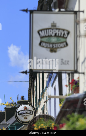 Tradizionali Irlandesi Shop fronts e pub Murphys Irish Stout segni nel villaggio di Schull, West County Cork, Repubblica d'Irlanda Foto Stock