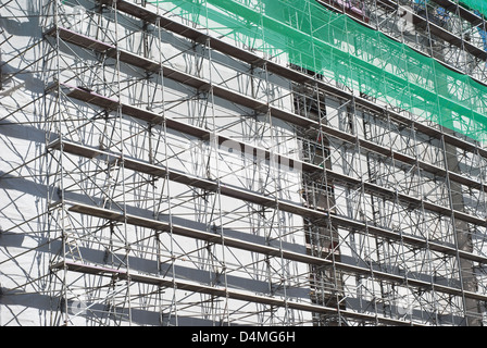 Ponteggio come equipaggiamento di sicurezza su un sito in costruzione Foto Stock