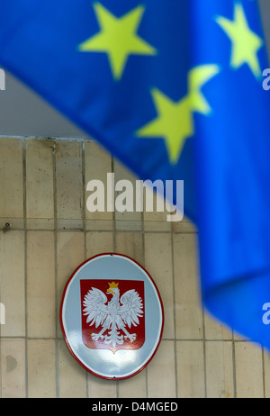 Opole, Polonia, bandiera UE e lo stemma di Polonia presso la sede del governo autonomo di Opole Foto Stock