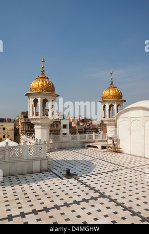 Architettura decorativa con elementi ornamentali minareti e pavimento in marmo presso il Tempio d'Oro Amritsar Punjab India Foto Stock