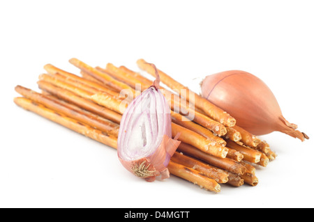 Crackers aromatizzati cipolle su uno sfondo bianco, close-up Foto Stock