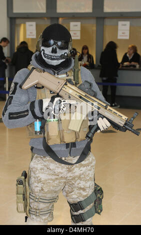 Birmingham, Regno Unito. 16 marzo 2013. Ghost dal gioco popolare serie Call of Duty Modern Warfare a Birmingham MCM Expo (Comic Con). Credito: Ryan McDowell/Alamy Live News Foto Stock