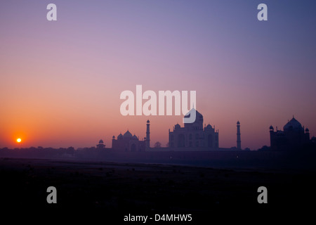 Alba sul Taj Mahal visto dal mehtab bagh park, attraverso l'essiccato fino fiume Yamuna Foto Stock