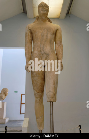 La Grecia. Samos. Vista frontale del gigantesco Kouros in esposizione presso il Museo Archeologico di Vathi o città di Samos. Foto Stock