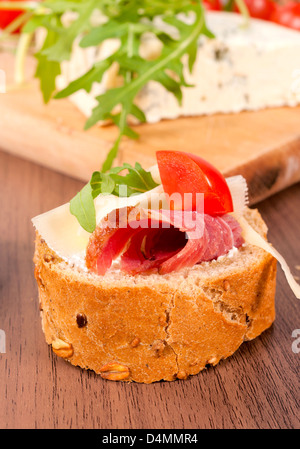 Messa a fuoco selettiva sul fronte unico bruschetta Foto Stock