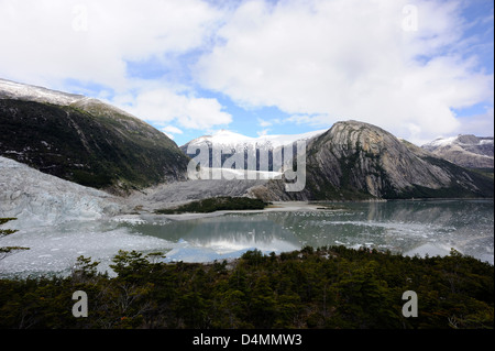 Ghiaccio sporco di lesser ramo orientale del ghiacciaio Pia fluisce nel fiordo di Garibaldi fuori dello Stretto di Magellano. Foto Stock