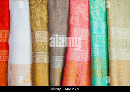 Il mucchio di Thai modello tradizionale panno di seta tessuti. Foto Stock