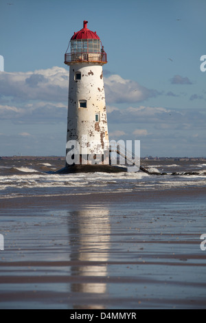 Il Galles sentiero costiero nel Galles del Nord. Il punto di Ayr faro sulla spiaggia Talacre. Foto Stock