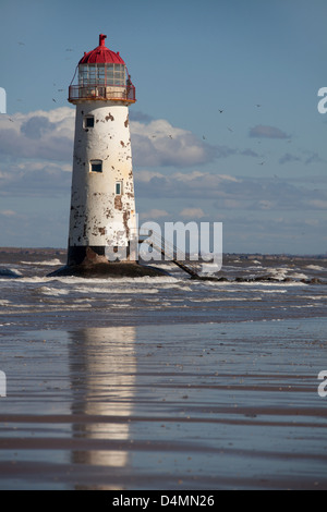 Il Galles sentiero costiero nel Galles del Nord. Il punto di Ayr faro sulla spiaggia Talacre. Foto Stock