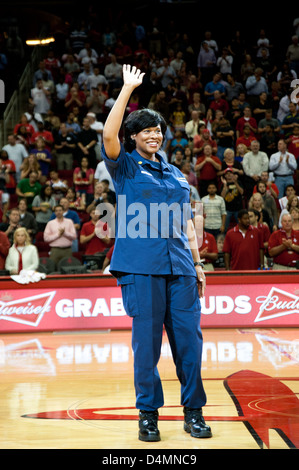 Lt. La Cmdr. Zeita Merchant onde per un tifo folla durante un Houston Rockets Halftime spettacolo Foto Stock