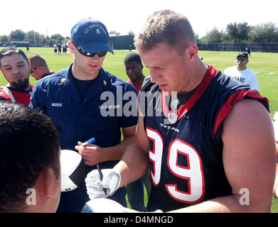 Gli Houston Texans della NFL hanno ospitato un barbecue per il personale militare al Reliant Stadium, Texas. L'evento, in collaborazione con USAA, Guardia Costiera e altre organizzazioni, celebrò i membri del servizio con cibo, calcio e intrattenimento, rafforzando i legami con la comunità. Foto Stock