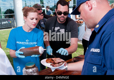 La squadra della NFL degli Houston Texans ha ospitato un evento barbecue per il personale militare all'NRG Stadium di Houston. L'evento ha celebrato la comunità militare con cibo, calcio e attività divertenti. Foto Stock