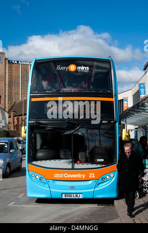 La National Express bus di Coventry nel centro della città Foto Stock