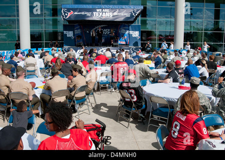 La squadra della NFL degli Houston Texans ha ospitato un barbecue per onorare il personale militare, inclusi i membri della Guardia Costiera. L'evento si è tenuto al Reliant Stadium e ha caratterizzato cibo, cameratismo e uno spettacolo di apprezzamento per il servizio militare. Foto Stock