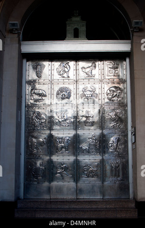 La porta di metallo sul NatWest Bank, Coventry, Regno Unito Foto Stock