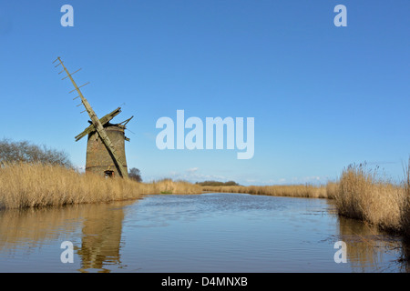 Abbandonato il drenaggio Brograve mill, vicino Horsey, Norfolk, visto da una canoa gonfiabile su Waxham nuovo taglio, Broads National Park Foto Stock