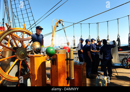 Officer candidati a bordo della barca Eagle Foto Stock