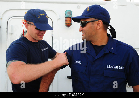 Gli ufficiali candidati a bordo della Guardia Costiera Barque Eagle sperimentano un addestramento pratico a bordo del veliero americano. La Barque Eagle funge da piattaforma di addestramento per i futuri ufficiali della Guardia Costiera, fornendo esperienza pratica nella navigazione a vela, nella navigazione e nella leadership. L'addestramento si svolge a New London, Connecticut, presso la Coast Guard Academy. Foto Stock