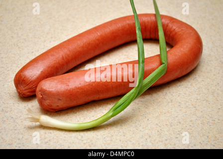 Kielbasa con lo scalogno Foto Stock