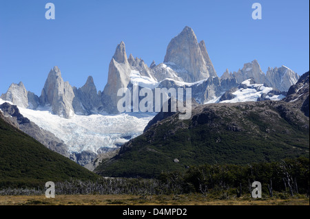 Monte Fitz Roy (Cerro Chaltén, Cerro Fitz Roy, Monte Fitz Roy, Mount Fitzroy) da sud-est. Foto Stock
