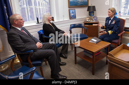 Denise Michels e Gene Brooks mettono in risalto il Native American Heritage Month, celebrando il contributo dei nativi americani nella Guardia Costiera degli Stati Uniti. Sandra Stosz, leader della U.S. Coast Guard Academy, riflette anche sul loro ricco patrimonio culturale da New London e nome, Alaska. Foto Stock