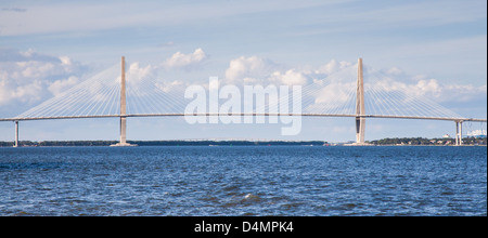 L'Arthur Ravenal ponte anche noto come la nuova Cooper River Bridge attraversa il fiume Cooper al di fuori di Charleston, Carolina del Sud. Foto Stock