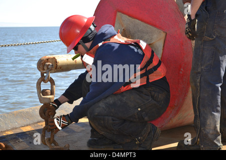 Petty officer 2a classe george atkins, un danno controlman, attribuisce un giunto durante la boa le operazioni di ponte a bordo di guardacoste spar, sabato, jun. 2, 2012, nella baia di bechevin, Alaska. Spar è un 225-piede gara di boa di stanza a kodiak, Alaska. U.S. Foto Stock