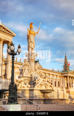 Sculture di fronte al parlamento austriaco edificio (Hohes Haus) a Vienna al mattino presto Foto Stock