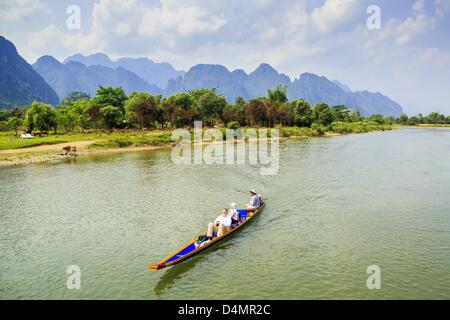 9 marzo 2013 - Vang Vieng, Vientiane, Laos - i turisti sono motorizzato giù il Nam Song River in Vang Vieng, Laos. Vang Vieng è una sosta sulla strada tra Vientianne e Luang Prabang e è più famoso per il kayak e il tubo e le pietre calcaree carsiche che punteggiano la zona. (Credito Immagine: © Jack Kurtz/ZUMAPRESS.com) Foto Stock