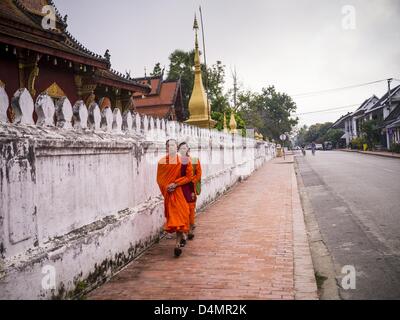 Marzo 11, 2013 - Luang Prabang, Luang Prabang, Laos - I monaci buddisti a piedi lungo il lato di Wat Sensoukaram a Luang Prabang, Laos. Luang Prabang ha più di trenta templi e è un sito Patrimonio Mondiale dell'UNESCO. È l'attrazione più visitata in Laos. (Credito Immagine: © Jack Kurtz/ZUMAPRESS.com) Foto Stock