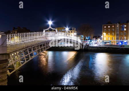 Ha'penny ponte sul fiume Liffey a Dublino, Irlanda Foto Stock