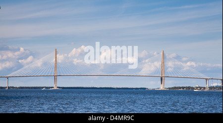 L'Arthur Ravenal ponte anche noto come la nuova Cooper River Bridge attraversa il fiume Cooper al di fuori di Charleston, Carolina del Sud. Foto Stock