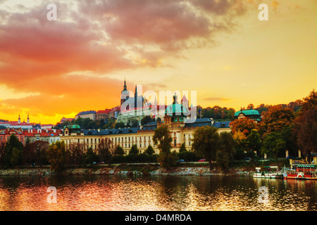 Panoramica della vecchia Praga al tramonto Foto Stock