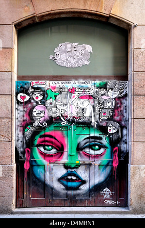 Barcellona, in Catalogna, Spagna. Negozio di dipinti scuri che riflettono l'azienda. Foto Stock