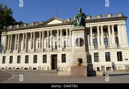 Un monumento di fronte alla biblioteca pubblica di Poznan, Polonia Foto Stock