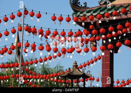 Visualizzazione di rosso le lanterne cinesi presso la Tua Pek Kong tempio Cinese Kuching Sarawak Borneo Malaysia Foto Stock