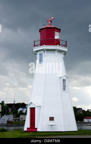 Grigio scuro stormclouds raccogliere dietro il Mulholland Point Lighthouse sull isola di Campobello, Canada. Foto Stock