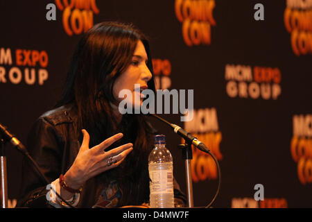 Birmingham, Regno Unito. 16 marzo 2013. Jaime Murray prende le domande dai tifosi dal vivo sul palco a Birmingham MCM Expo. Foto Stock