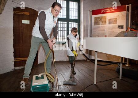 Il principe Constantijn (L) dei Paesi Bassi con suo figlio Claus-Casimir Conteggio dei Paesi Bassi il volontariato volontariato per NL Doet presso il Museo Gevangenpoort a Bergen op Zoom, Paesi Bassi, 16 marzo 2013. Foto: Patrick van Katwijk/piscina/PAESI BASSI FUORI Foto Stock