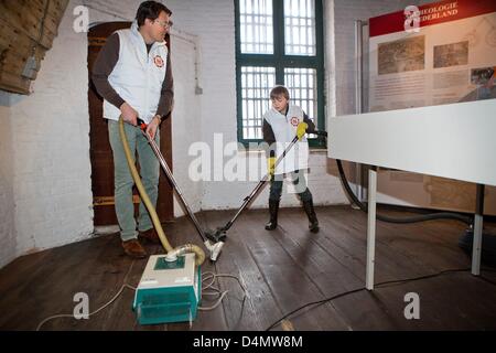 Il principe Constantijn (L) dei Paesi Bassi con suo figlio Claus-Casimir Conteggio dei Paesi Bassi il volontariato volontariato per NL Doet presso il Museo Gevangenpoort a Bergen op Zoom, Paesi Bassi, 16 marzo 2013. Foto: Patrick van Katwijk/piscina/PAESI BASSI FUORI Foto Stock