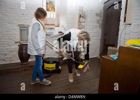 La principessa Laurentien (R) e la Contessa Eloise del Paesi Bassi di volontariato per NL Doet presso il Museo Gevangenpoort a Bergen op Zoom, Paesi Bassi, 16 marzo 2013. Foto: Patrick van Katwijk/piscina/PAESI BASSI FUORI Foto Stock