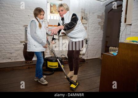 La principessa Laurentien (R) e la Contessa Eloise del Paesi Bassi di volontariato per NL Doet presso il Museo Gevangenpoort a Bergen op Zoom, Paesi Bassi, 16 marzo 2013. Foto: Patrick van Katwijk/piscina/PAESI BASSI FUORI Foto Stock