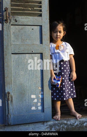 Marzo 11, 2013 - Luang Prabang, Luang Prabang, Laos - una ragazza del Laos sta alla porta della sua casa di Luang Prabang. Luang Prabang ha più di trenta templi e è un sito Patrimonio Mondiale dell'UNESCO. È l'attrazione più visitata in Laos. (Credito Immagine: © Jack Kurtz/ZUMAPRESS.com) Foto Stock