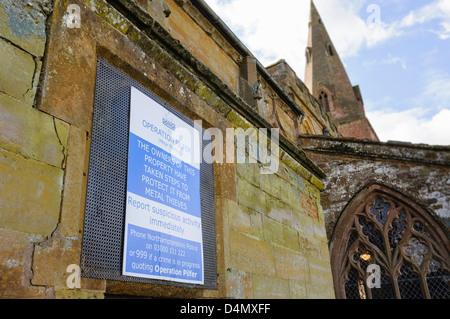 Segno su una chiesa di avvertimento ladri di metallo che sono state prese misure per impedire il furto. Foto Stock